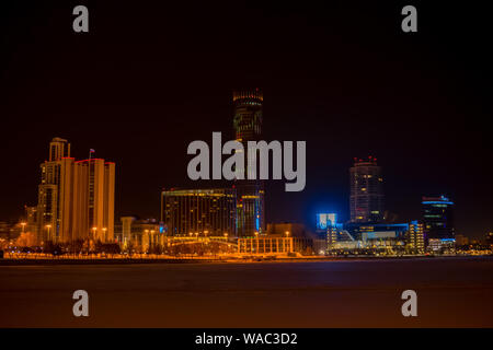 Jekaterinburg, Russland - Januar 16, 2019: Nacht winter Stadt Landschaft und Aussicht des Iset Turm von der Waterfront der Stadt Teich Stockfoto