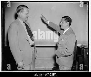 Heil Hitler Salute, Vorsitzender von Haus Untersuchungsausschuss un-amerikanischen Aktivitäten durch die ersten Zeugen. Washington, D.C., Aug 12. Als der erste Zeuge vor dem Untersuchungsausschuss spezielle House Un-American Activities, John Metcalfe, ehemaligen Chicago Reporter aber jetzt ein Forscher für den Ausschuss, gibt Vorsitzender Martin stirbt (rechts) ein hitlergruß vor dem Stand. Beitritt unter dem Namen Hellmut Oberwinder, Metcalfe verwandte seine Erfahrungen als Mitglied der deutsch-amerikanischen Bund und lud die Organisation hat eine geheime Beziehung mit der nationalsozialistischen Regierung in deutscher Sprache Stockfoto