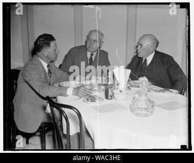 Kurz vor der Schlacht, Mutter. Washington, D.C., November 13. Mitglieder des Senats landwirtschaftlichen Ausschusses treffen sich im Senat Restaurant in den kommenden Bauernhof Rechtsvorschriften zu sprechen, die vor der Eröffnung des Kongresses Montag, von Links nach Rechts: Senator Allen Ellender, La Sen; Jame Papst, Idaho; Sen. John H. Bankhead, Ala sen Sen Papst ist Mitverfasser der Farm Bill und Sen Bankhead versucht, Änderungen an dem Gesetzentwurf in Bezug auf die Baumwolle zu machen. 11/13/37 Stockfoto