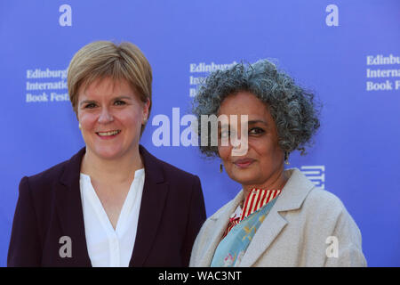 Edinburgh, Schottland. 19. August. 2019. Arundhati Roy & Nicola Sturgeon ein Foto bei Edinburgh International Book Festival teilnehmen. Pako Mera/Alamy leben Nachrichten Stockfoto