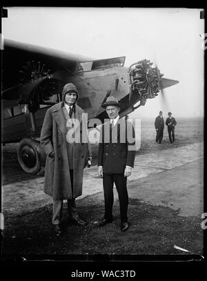 Der Fliegende Senatoren, Senator Frederick Hale von Maine, Links, und Senator Hiram Bingham von Connecticut sind die fliegenden Senatoren auf dem Capitol Hill aufgrund ihrer häufigen Verwendung des Flugzeuges Regierung Geschäft zu tätigen. Dieses Foto wurde an Bolling Field Washington, kurz bevor die Senatoren aus in Langley Field, Virginia Senator Bingham ist ein erfahrener Pilot, gesehen zu haben, mit der Army Air Service während des Weltkrieges Stockfoto