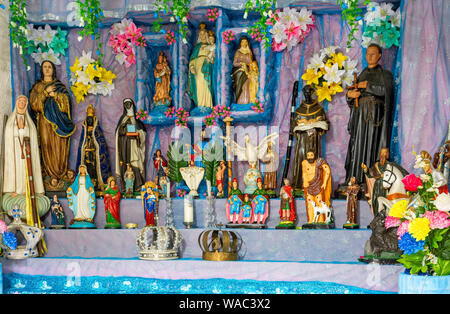 Brasilianischen religiösen Altar mischen Elemente der Umbanda, Candomblé und Katholizismus in der synkretismus in der lokalen Kultur und Religion Stockfoto