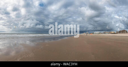 In Den Haag Scheveningen Strand bei Sonnenuntergang an einem schönen Sommerabend, Niederlande Stockfoto