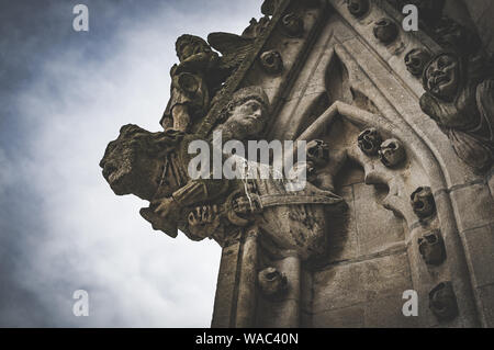 Eine Nahaufnahme eines geschnitzten Stein Abbildung und Dekoration auf dem Turm der Kirche St. Maria, der Jungfrau, Oxford, England, UK. Stockfoto