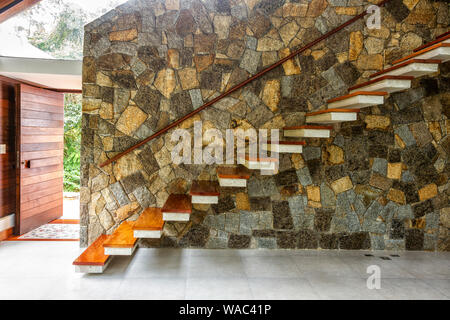 Treppe im Wohnzimmer eines brasilianischen Haus. Florianopolis, Santa Catarina, Brasilien. Stockfoto