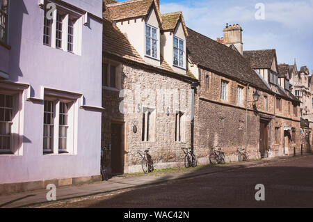 Merton Street, Oxford, England auf einem dunstigen Frühlingstag. Ursprünglich als Coach & Horses Lane. Stockfoto