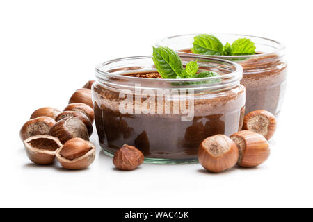 Hausgemachte Schokolade Haselnuss Praline in Glas Glas isoliert auf weißem Stockfoto