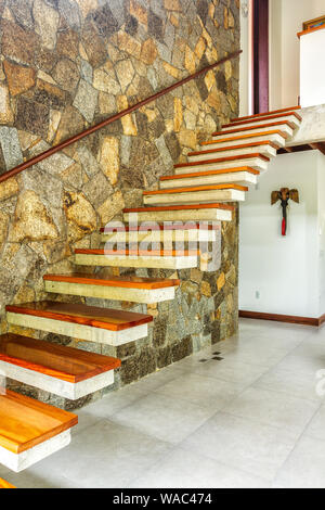 Treppe im Wohnzimmer eines brasilianischen Haus. Florianopolis, Santa Catarina, Brasilien. Stockfoto