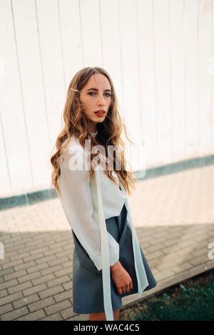 Porträt einer Frau, die außerhalb Stockfoto