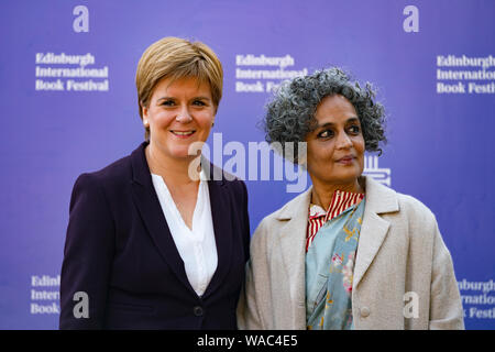 Edinburgh, Schottland, Großbritannien. 19. August 2019. Nicola Stör und Arundhati Roy. RoyÕs neues Buch von Essays, Mein aufrührerischer Herz, ist eine Abhandlung des authorÕs Leben als Schriftsteller und als Bürger. Roy bespricht ihre Romane, Essays und ihre erstaunliche Erfahrungen mit ScotlandÕs erster Minister Nicola Stör. Iain Masterton/Alamy leben Nachrichten Stockfoto