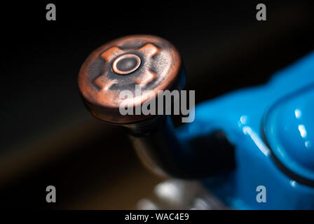 Hals einiger vintage Tank mit einem Kupfer Deckel close-up auf einem unscharfen Hintergrund Stockfoto