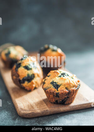 Hausgemachte vegan blueberry muffins auf dunklem Hintergrund. Kopieren Sie Platz für Text oder Design. Vertikale. Stockfoto