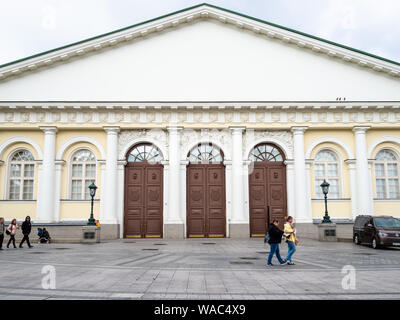 Moskau, Russland - 31. JULI 2019: Menschen gehen in der Nähe von zentralen Ausstellungshalle Manege in Moskau Stadt. Das Gebäude wurde 1817 nach dem Entwurf gebaut Stockfoto