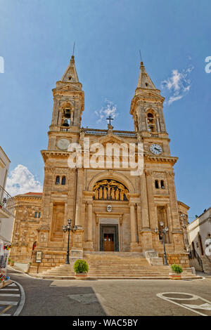 Basilika Kirche von Saint Medici Cosma e Damiano in Alberobello in der Region Apulien in Italien. Stockfoto