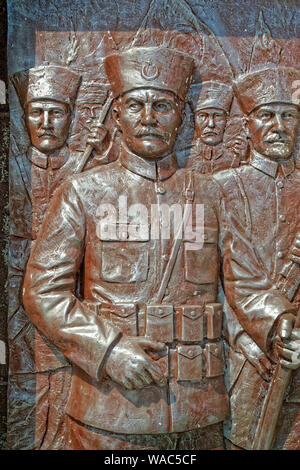 Relief mit Türkischen Republik Gründer Mustafa Kemal Atatürk als militärischer Führer. Teil einer Gedenkstätte in der Stadt Bodrum, Mugla, Türkei. Stockfoto