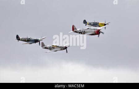 Ultimative Kämpfer Mannschaft - Sammlung von 4 warbirds P47 Thunderbolt Spitfire V, Buchón und TF-51D Mustang am 2019 Flying Legends Airshow durchführen Stockfoto