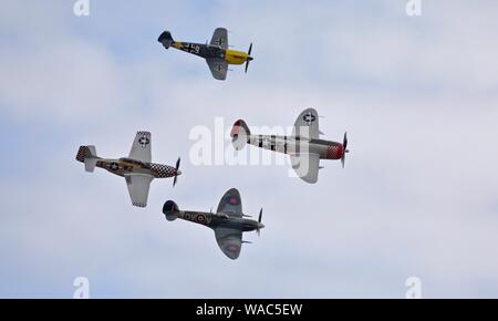 Ultimative Kämpfer Mannschaft - Sammlung von 4 warbirds P47 Thunderbolt Spitfire V, Buchón und TF-51D Mustang am 2019 Flying Legends Airshow durchführen Stockfoto