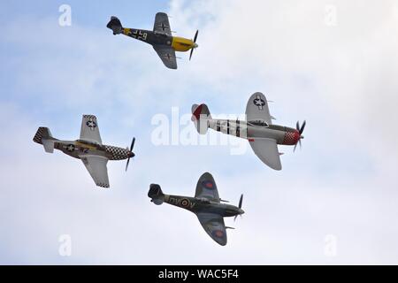 Ultimative Kämpfer Mannschaft - Sammlung von 4 warbirds P47 Thunderbolt Spitfire V, Buchón und TF-51D Mustang am 2019 Flying Legends Airshow durchführen Stockfoto