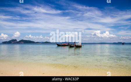 Schöner Blick auf den Strand mit Booten auf Koh Kradan, Thailand (Meer, Berge, Longtail Boot, Strand) Stockfoto