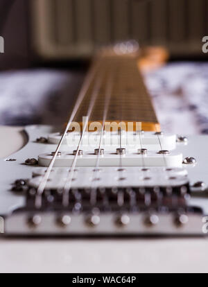 Auf der Stratocaster Typ Gitarre von der Brücke zu Kopf, führenden Leitungen, Holz- griffbrett Stockfoto