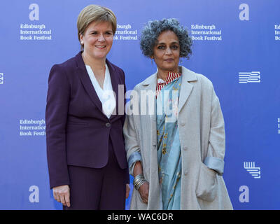 Edinburgh, Schottland, Vereinigtes Königreich, 19. August 2019. Edinburgh International Book Festival. Foto: Nicola Stör und Arundhati Roy. Kredit Andrew Eaton/Alamy Stockfoto