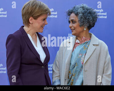 Edinburgh, Schottland, Vereinigtes Königreich, 19. August 2019. Edinburgh International Book Festival. Foto: Nicola Stör und Arundhati Roy. Kredit Andrew Eaton/Alamy Stockfoto