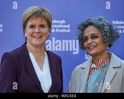 Edinburgh, Schottland, Vereinigtes Königreich, 19. August 2019. Edinburgh International Book Festival. Foto: Nicola Stör und Arundhati Roy. Kredit Andrew Eaton/Alamy Stockfoto