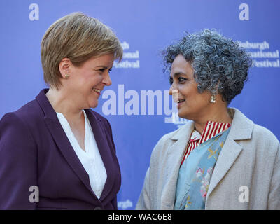 Edinburgh, Schottland, Vereinigtes Königreich, 19. August 2019. Edinburgh International Book Festival. Foto: Nicola Stör und Arundhati Roy. Kredit Andrew Eaton/Alamy Stockfoto