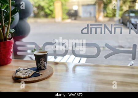 Coffee shop Glastür mockup. Leeren Raum auf Fenster für Logo hinzufügen Stockfoto