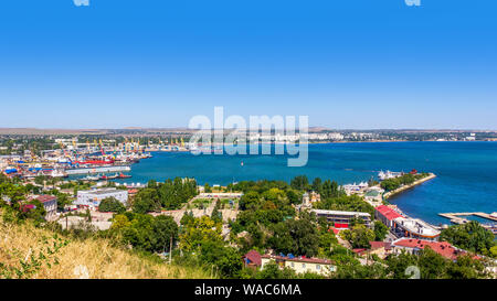 Kertsch, Russland - 13. August 2019: schöne Sommer Landschaft mit Blick auf das Meer und den Hafen von der Waterfront in der Stadt Kertsch von mount Mith Stockfoto