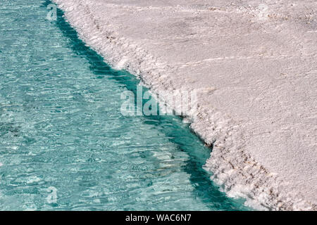 Blick auf die Salzproduktion in der Wüste von Salinas Grandes, Argentinien, Südamerika an einem sonnigen Tag. Stockfoto