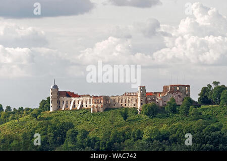 JANOWIEC - Polen am 11. Juli 2019: Ruinen des 16. Jahrhunderts Kazimierz Dolny Schloss defensive Festung Polen Stockfoto