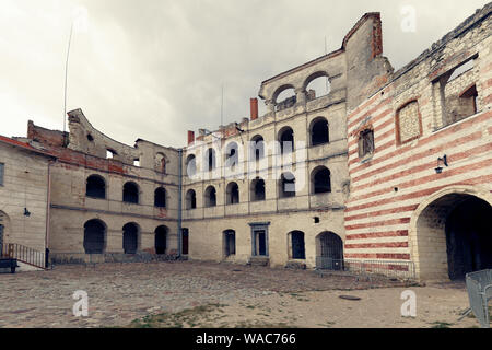 JANOWIEC - Polen am 11. Juli 2019: Ruinen des 16. Jahrhunderts Kazimierz Dolny Schloss defensive Festung Polen Stockfoto