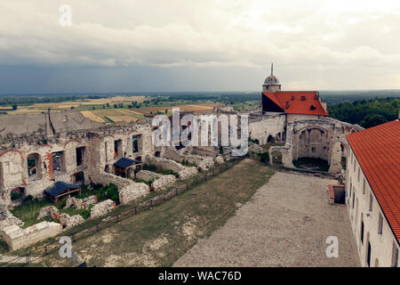 JANOWIEC - Polen am 11. Juli 2019: Ruinen des 16. Jahrhunderts Kazimierz Dolny Schloss defensive Festung Polen Stockfoto