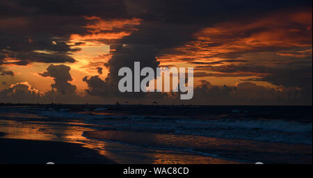 Sonnenaufgang über dem Meer. St. Simons Island, Georgia Stockfoto