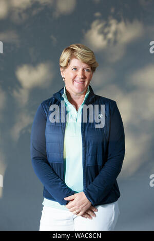 Edinburgh, Schottland. 19. August. 2019. Fernsehveranstalter, Autor und Journalist. Clare Balding nimmt ein Foto bei Edinburgh International Book Festival. Pako Mera/Alamy leben Nachrichten Stockfoto