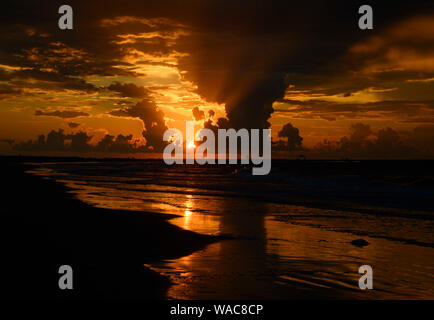Sonnenaufgang über dem Meer. St. Simons Island, Georgia Stockfoto