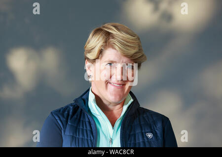 Edinburgh, Schottland. 19. August. 2019. Fernsehveranstalter, Autor und Journalist. Clare Balding nimmt ein Foto bei Edinburgh International Book Festival. Pako Mera/Alamy leben Nachrichten Stockfoto