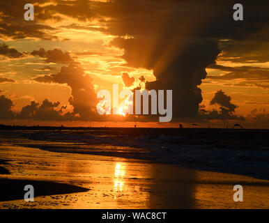 Sonnenaufgang über dem Meer. St. Simons Island, Georgia Stockfoto