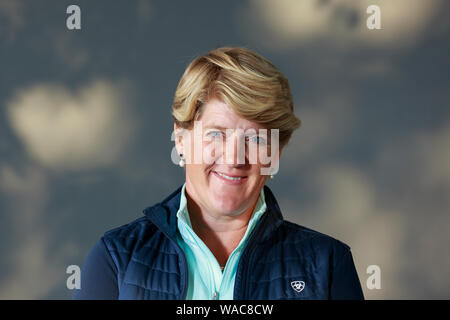 Edinburgh, Schottland. 19. August. 2019. Fernsehveranstalter, Autor und Journalist. Clare Balding nimmt ein Foto bei Edinburgh International Book Festival. Pako Mera/Alamy leben Nachrichten Stockfoto