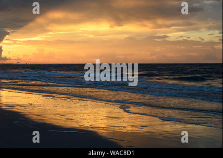 Sonnenaufgang über dem Meer. St. Simons Island, Georgia Stockfoto