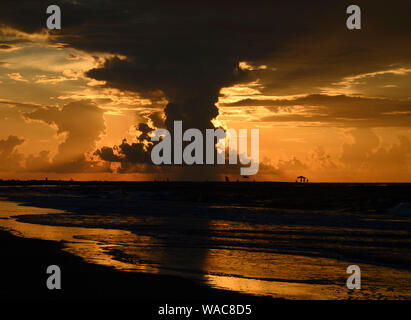 Sonnenaufgang über dem Meer. St. Simons Island, Georgia Stockfoto