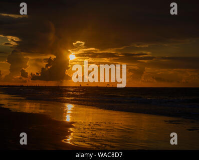 Sonnenaufgang über dem Meer. St. Simons Island, Georgia Stockfoto