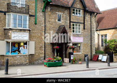 Dorfladen auf der Hauptstraße, die durch Turvey, Bedfordshire Stockfoto