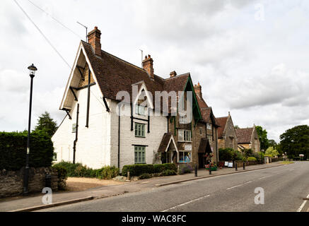 Die High Street, Turvey, Bedfordshire, mit dem zentralen Speicher auf der A 428 in der Mitte des Dorfes. Stockfoto