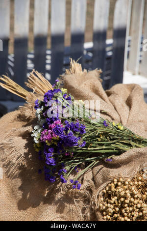 Blumenstrauß aus Wildblumen und Kräutern auf sackleinen am Tag der Sommersonnenwende Stockfoto