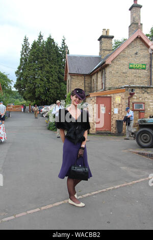 Arley, Bewdley, Worcestershire, Großbritannien, 6/27/2015, Severn Valley Railway Szenen, schöne Dame in 40 s Kostüm. In den Einstellungen des Alten Stockfoto