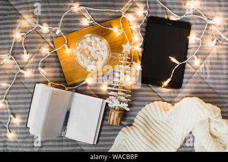 Weihnachten Wunschliste oder Planung Konzept mit Tablet, Hinweis, Eibisch in Tasse und Holz Tanne. Gemütlich zu Hause. Der Freelancer Weihnachten Morgen. Flach Stockfoto