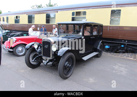 Arley, Bewdley, Worcestershire, Großbritannien, 6/27/2015, Severn Valley Railway Szenen, Militärische RAF durch einen Oldtimer in den Einstellungen von einem alten UK Tr Stockfoto