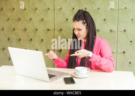 Auf keinen Fall! Portrait von schockiert junge Mädchen mit schwarzen dreadlocks Frisur in rosa Bluse sitzen, arbeiten und Videokonferenz auf Laptop, finge Stockfoto